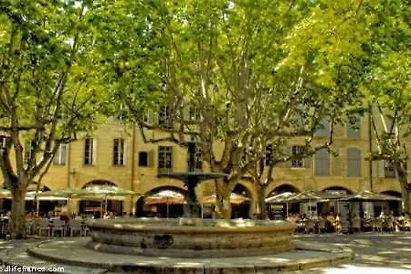 Le 100 Uzes, Charme En