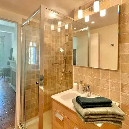 Le 100% Uzes, Charme En Plein Centre Historique Apartamento *