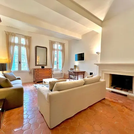 Le 100 Uzes, Charme En Apartment *