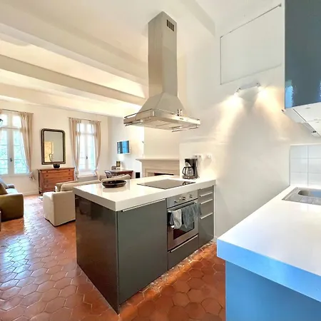 Le 100 Uzes, Charme En Apartment
